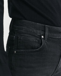 Verk&uuml;rzte Slim Fit Jeans in Schwarz