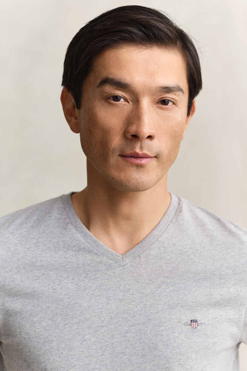 Slim Fit Shield T-Shirt mit V-Ausschnitt