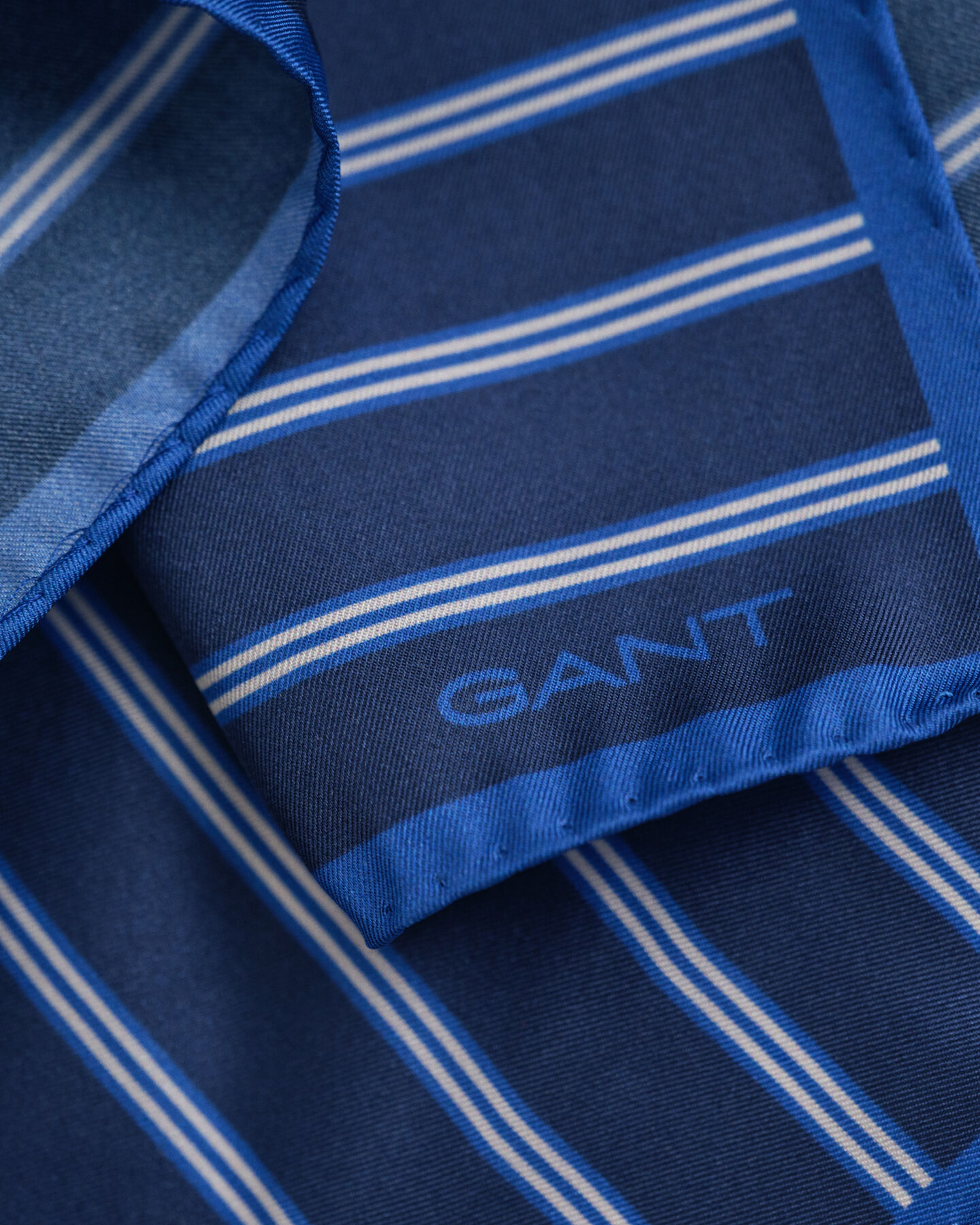 Gestreiftes Einstecktuch