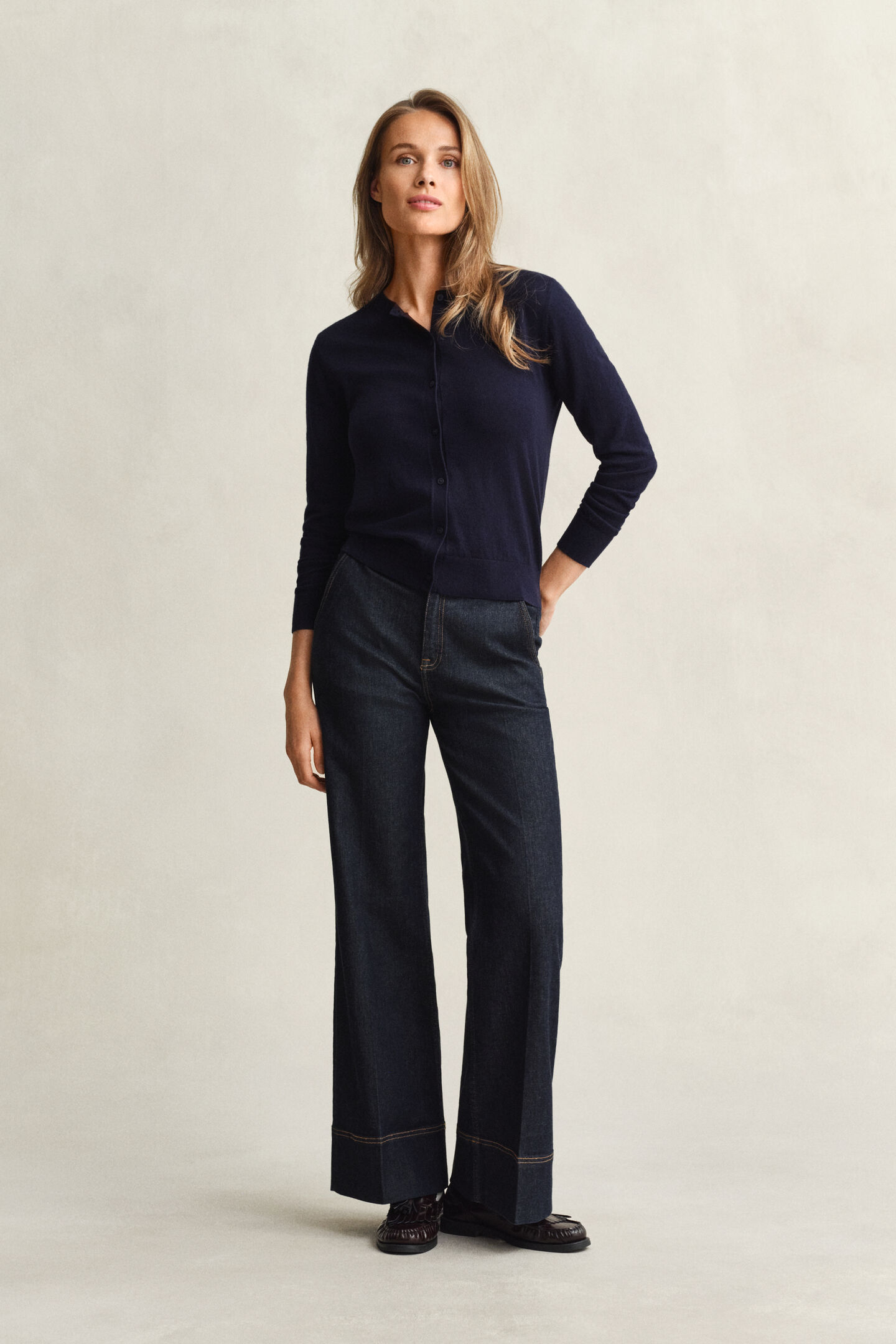 Leichte Rundhals-Strickjacke