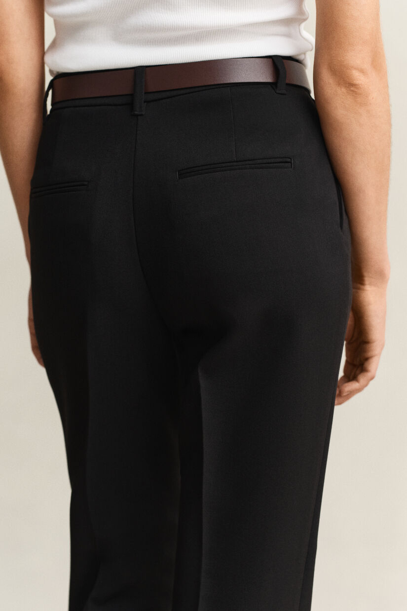 Slacks mit ausgestelltem Bein