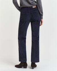 Cordjeans mit ausgestelltem Bein