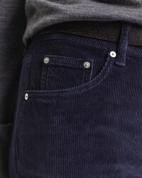 Cordjeans mit ausgestelltem Bein