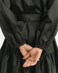 Lang&auml;rmeliges Kleid aus Baumwollsatin