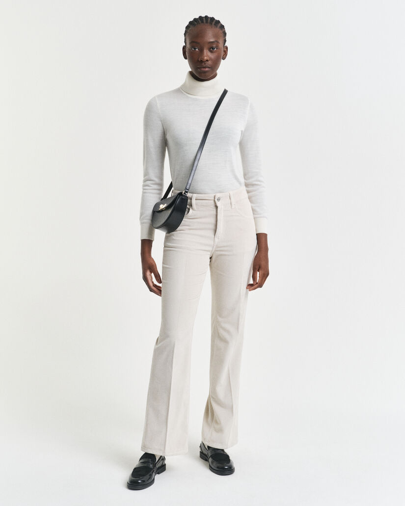 Cordjeans mit ausgestelltem Bein