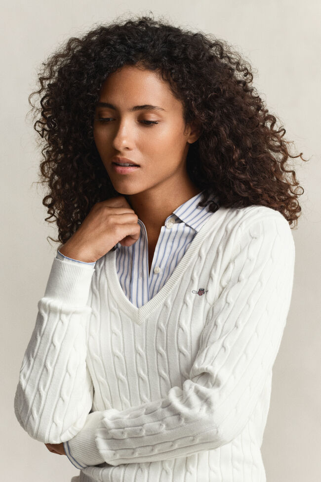 V-Neck Pullover mit Zopfmuster